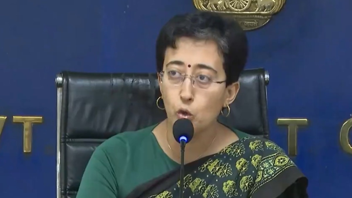 जल संकट को लेकर प्रेस कॉन्फ्रेंस करती हुई दिल्ली क मंत्री आतिशी