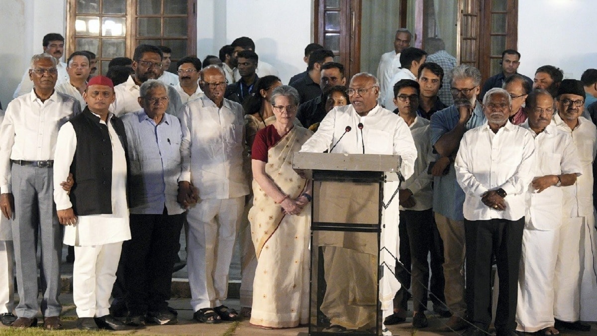 लोकसभा स्पीकर पर रार, अब विपक्ष ने भी उतारा अपना उम्मीदवार, के. सुरेश ने भरा नामांकन लोकसभा स्पीकर पर रार, अब विपक्ष ने भी उतारा अपना उम्मीदवार, के. सुरेश ने भरा नामांकन