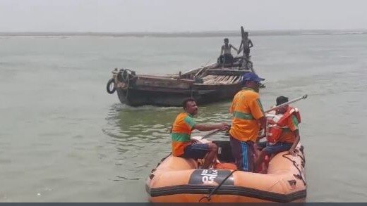 बिहार के बाढ़ में गंगा में पलटी नाव