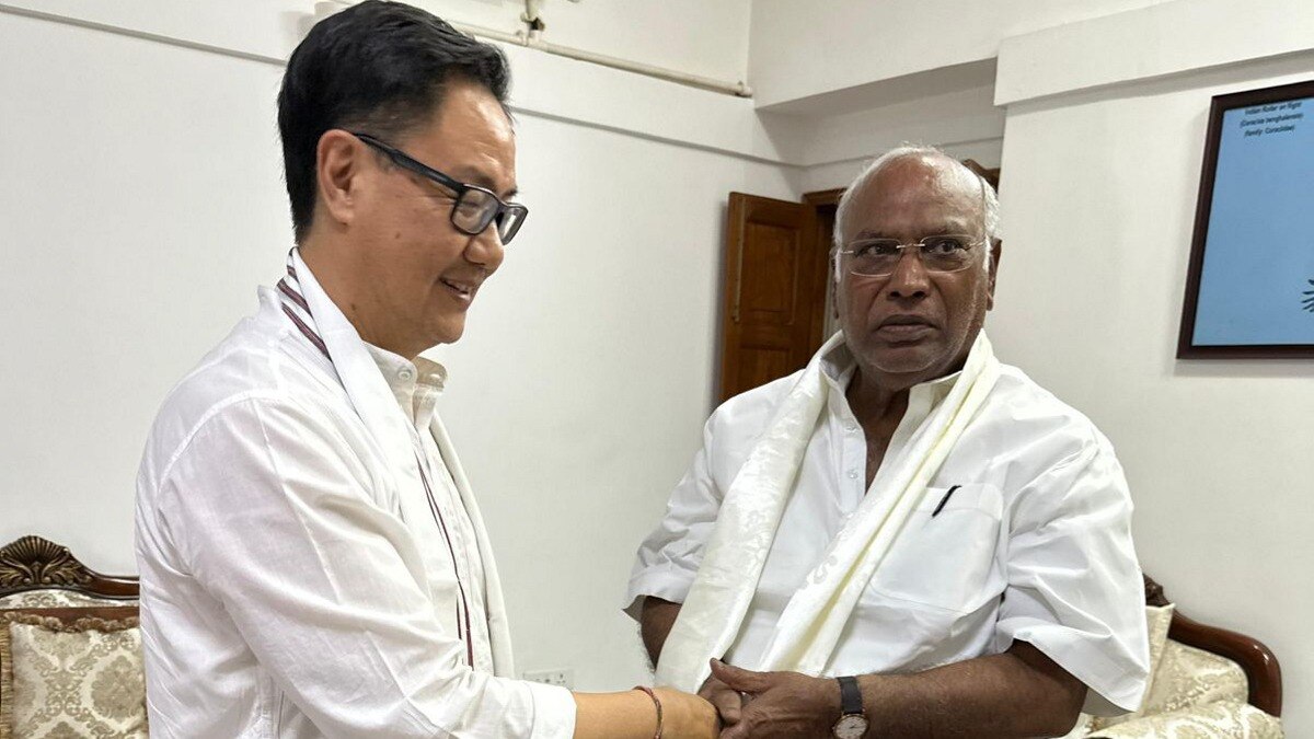 Kiren Rijiju met Congress president Mallikarjun Kharge