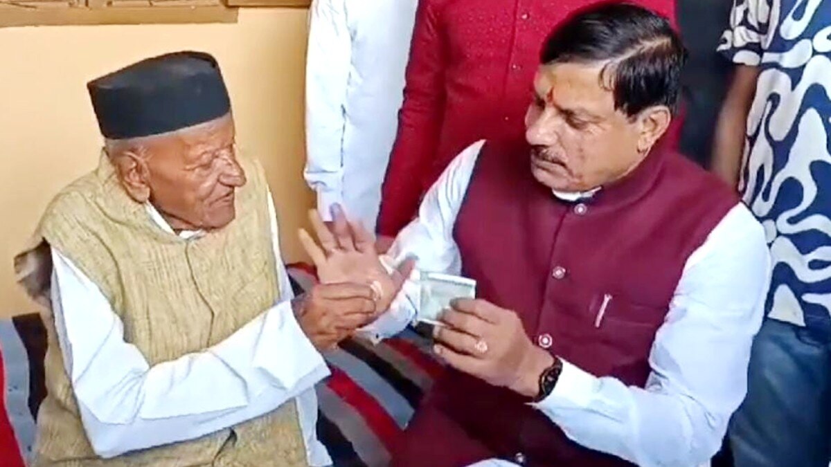 पिता से 500 रुपए उधार लेते CM मोहन यादव. 