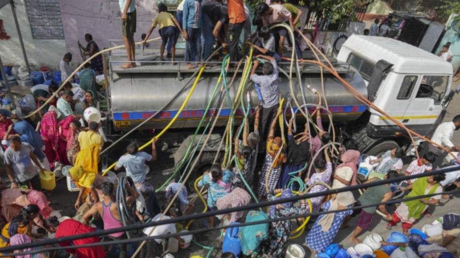 Delhi Water Crisis : भीषण गर्मी के बीच दिल्ली में जल संकट ! पानी के लिए लोगों का हाल बेहाल , BJP-AAP प्रदर्शन में ही मस्त 3 गीता कॉलोनी, वसंत विहार, ओखला ...