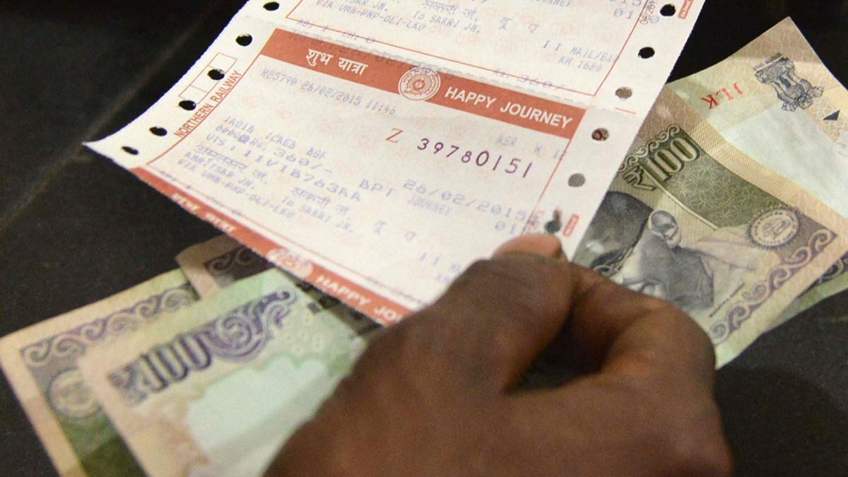 यात्री के हर टिकट के साथ इंश्योरेंस किया जाता है. (प्रतीकात्मक फोटो) 