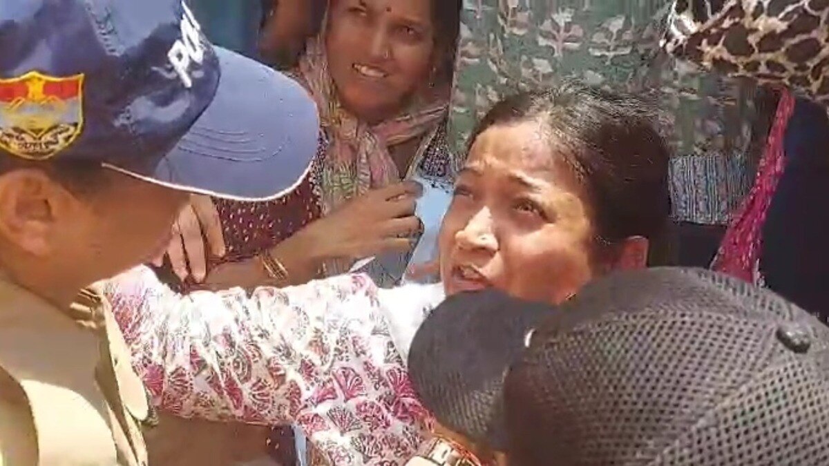 हत्या से लोगों में आक्रोश.