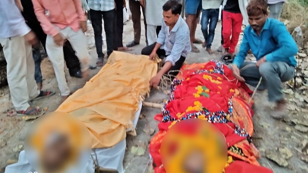 जालौन: बुजुर्ग दंपति के निधन पर गमगीन परिजन 