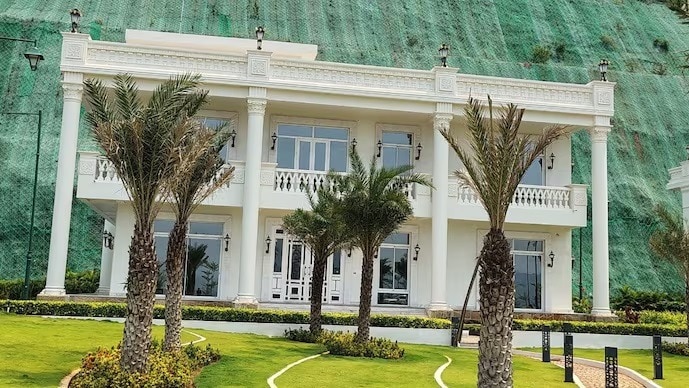 रुशिकोंडा पैलेस में लग्जरी सुविधाओं को लेकर विवाद हो गया है. (फोटो- आजतक)