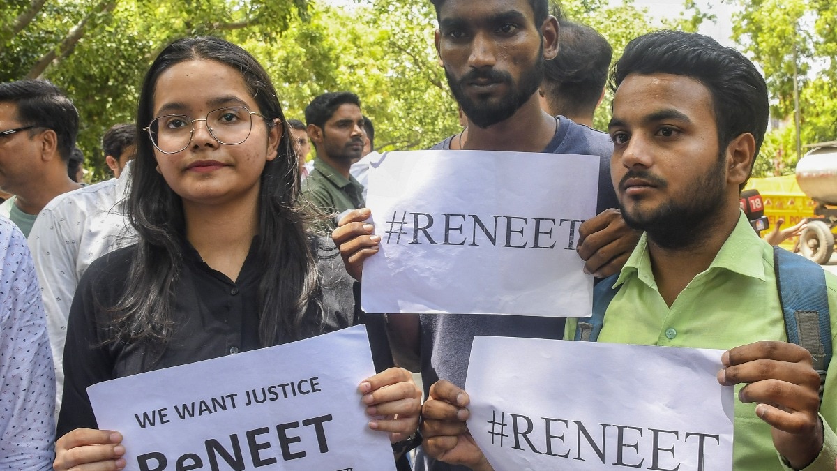 NEET परीक्षा में गड़बड़ी को लेकर स्टूडेंट आंंदोलनरत हैं.