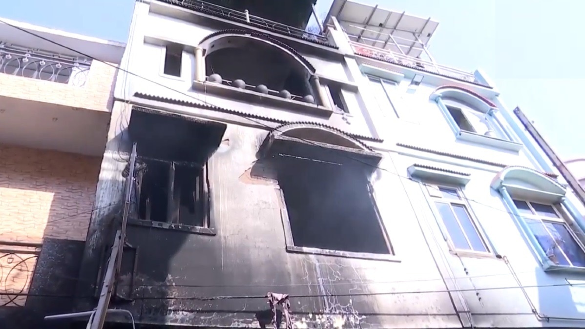 आग में पिता और 2 बेटियों की मौत.