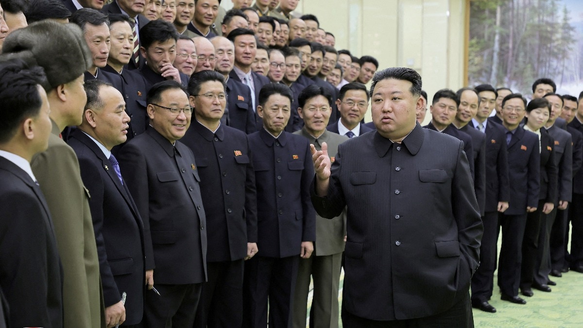 किम जॉन्ग उन अक्सर माओ सूट में नजर आते हैं.