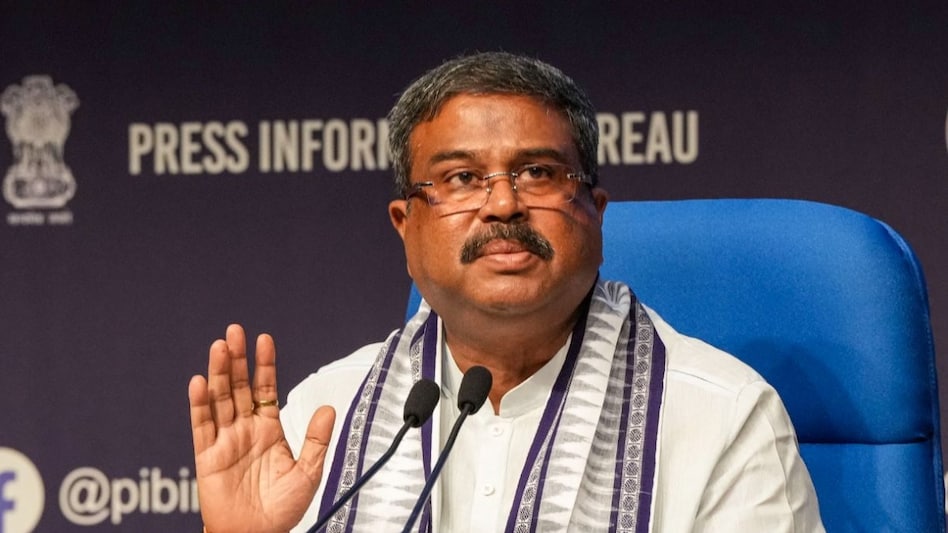 जीरो एरर परीक्षा के लिए सरकार प्रतिबद्ध, जांच के लिए बनाएंगे हाई लेवल कमेटी', NEET पेपर लीक पर बोले शिक्षामंत्री - Education Minister dharmendra pradhan said uproar ...