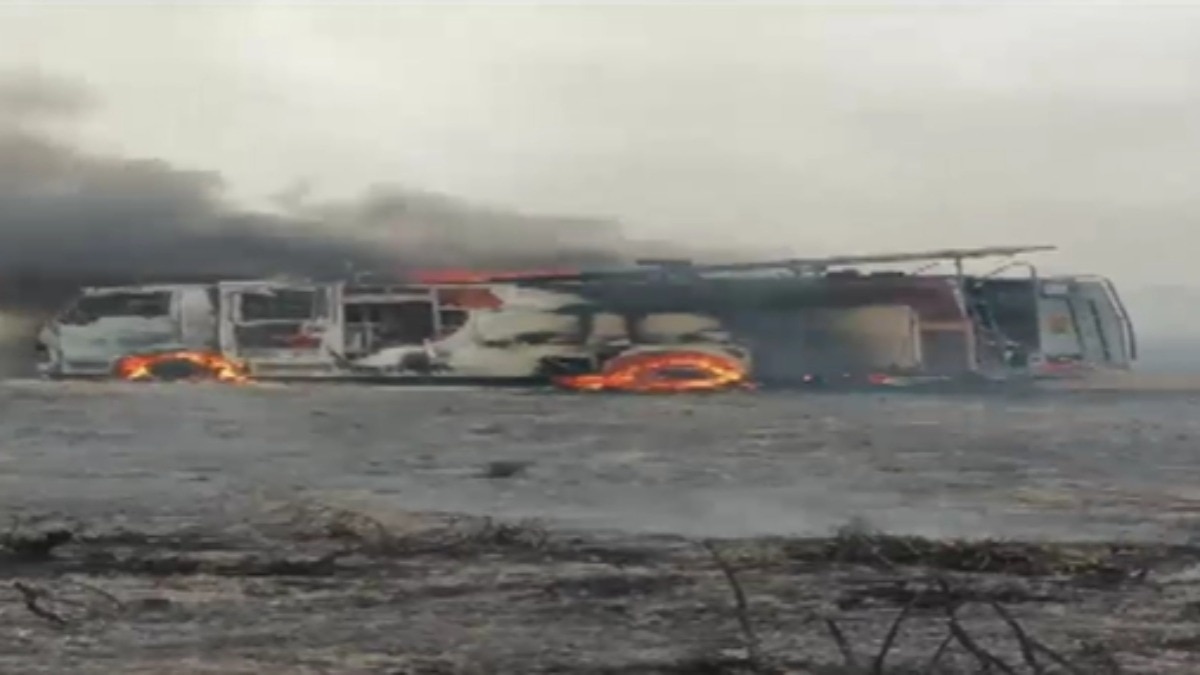 फायर ब्रिगेड की गाड़ी में लगी आग.