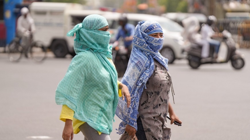Lucknow: Women cover their face and head to protect themselves from the scorching sun (PTI Photo/Nand Kumar)