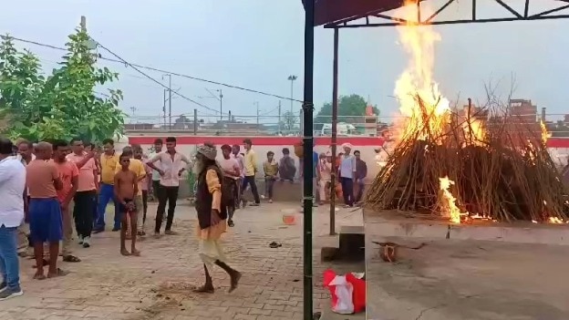 फिरोजाबाद: मृतक आकाश का अंतिम संस्कार 