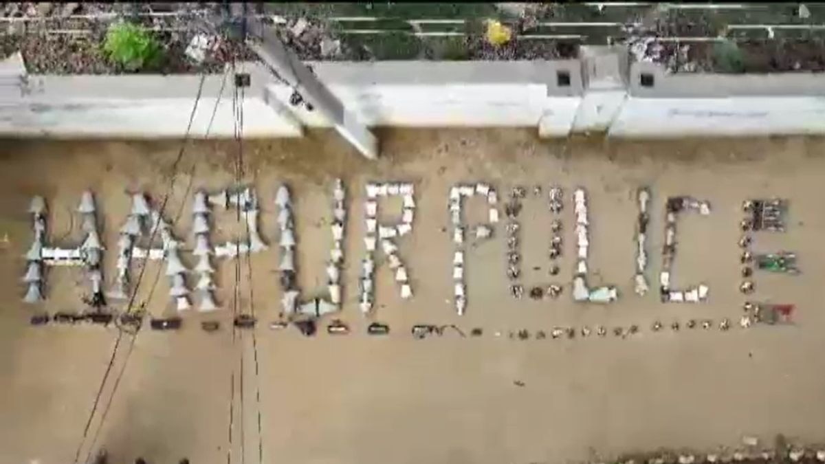 लाल-नीली बत्ती और हूटर से लिखा 'हापुड़ पुलिस'.