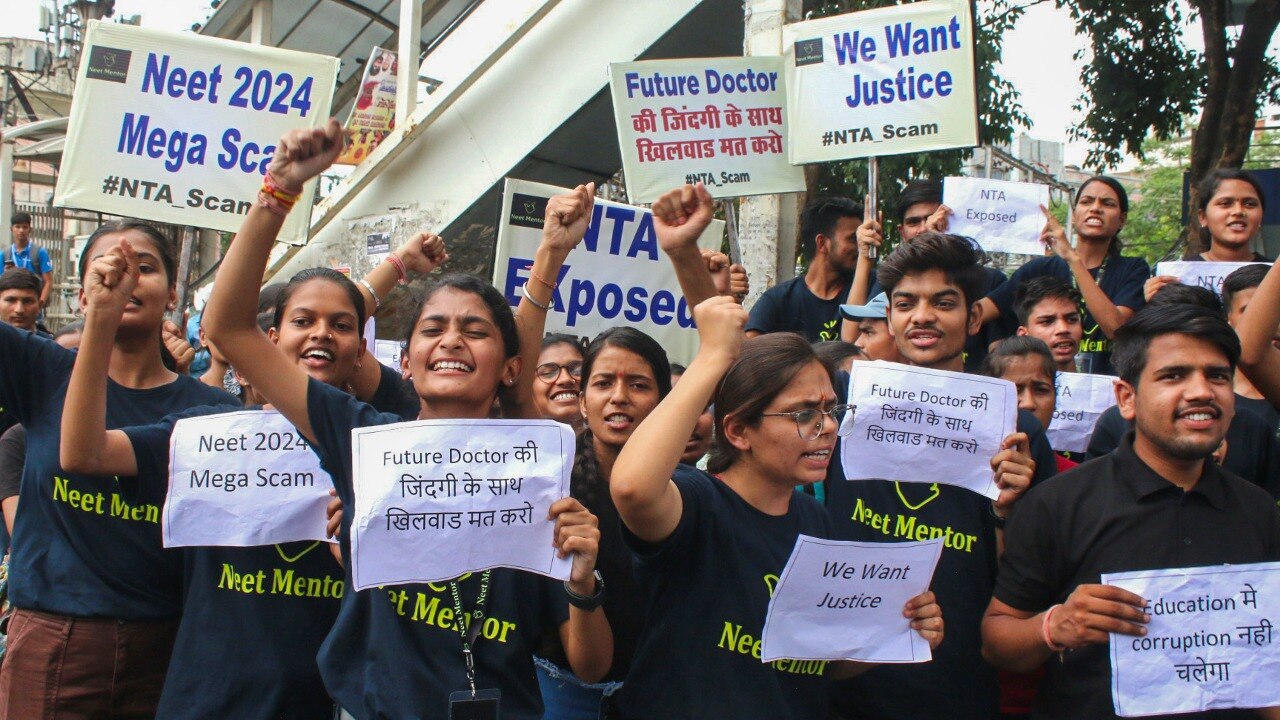 NEET 2024 में कथित अनियमितताओं को लेकर विरोध जारी है