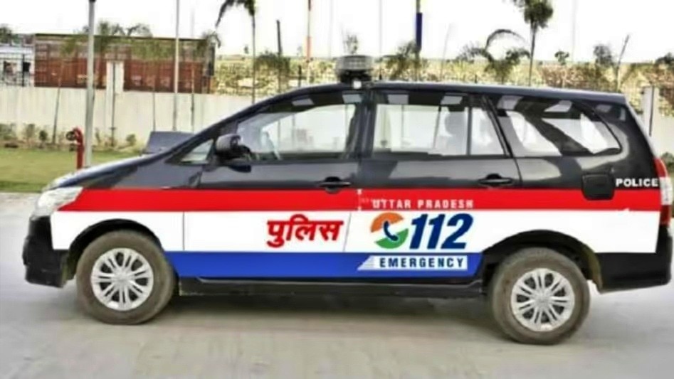 जालौन पुलिस की गाड़ी में शराब और नमकीन 