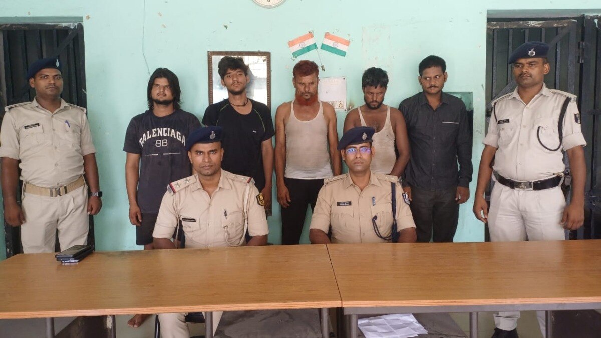 पुलिस की गिरफ्त में तस्कर.