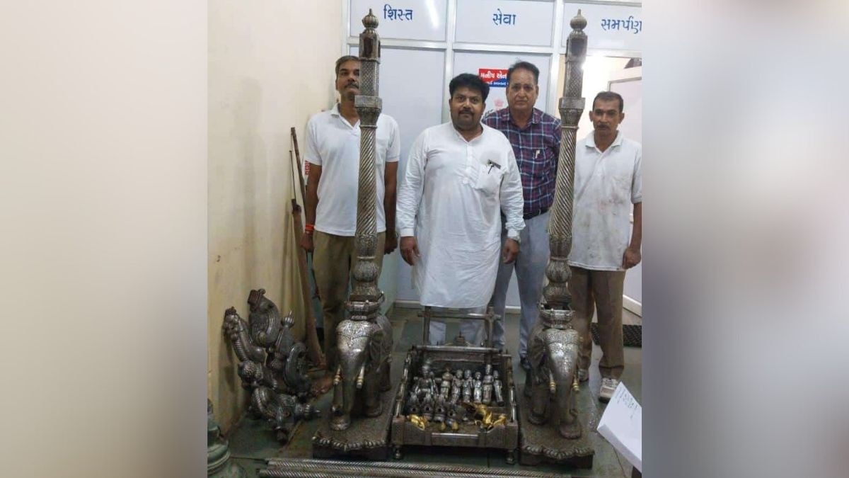 पुराने बॉक्स से निकला सदियों पुराना खजाना. 