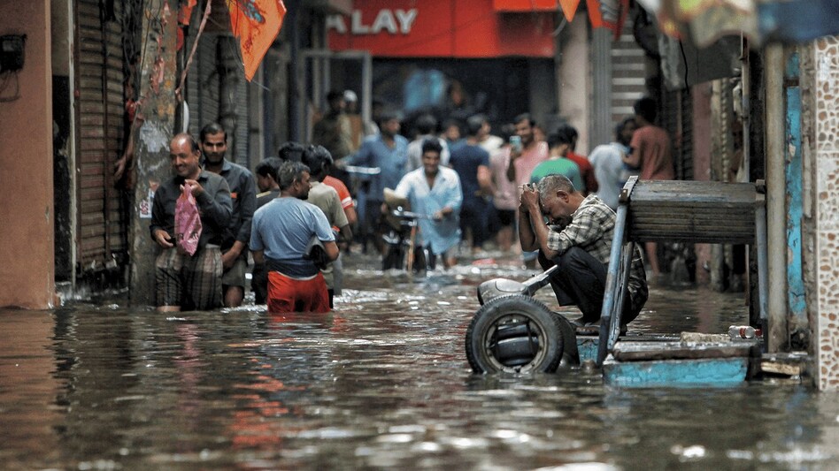झमाझम बारिश से दिल्ली के कई इलाकों में पानी भर गया (फोटो- पीटीआई) झमाझम बारिश से दिल्ली के कई इलाकों में पानी भर गया (फोटो- पीटीआई)