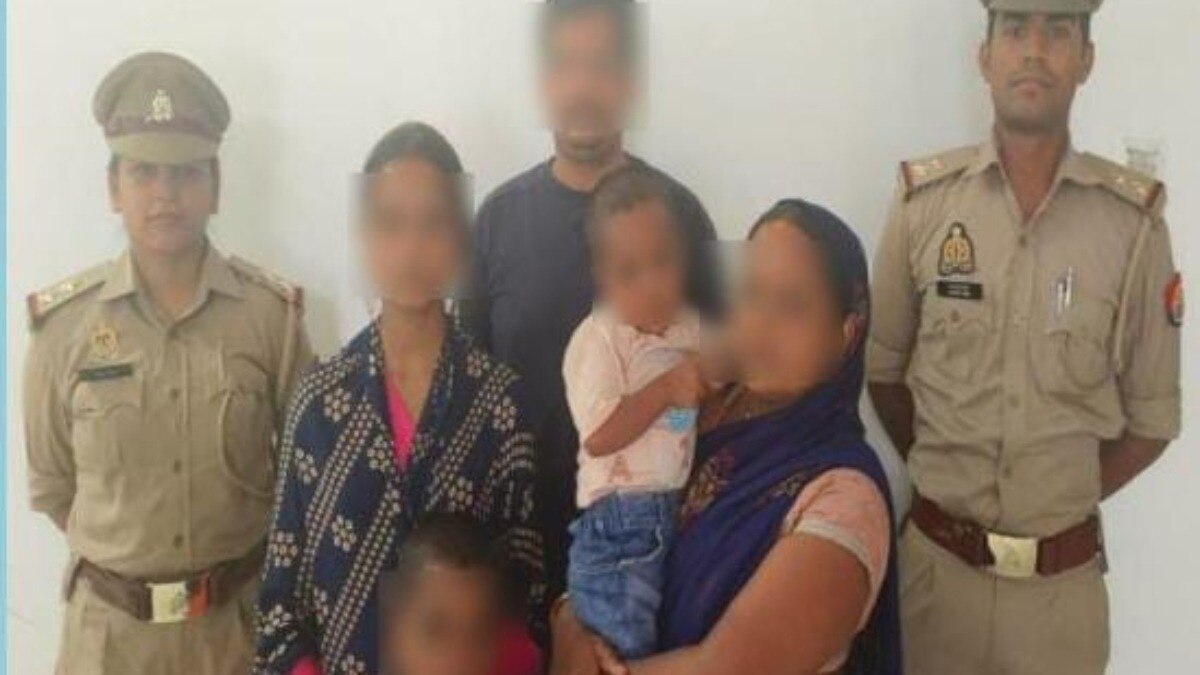 पुलिस और बच्चों के साथ माता-पिता.