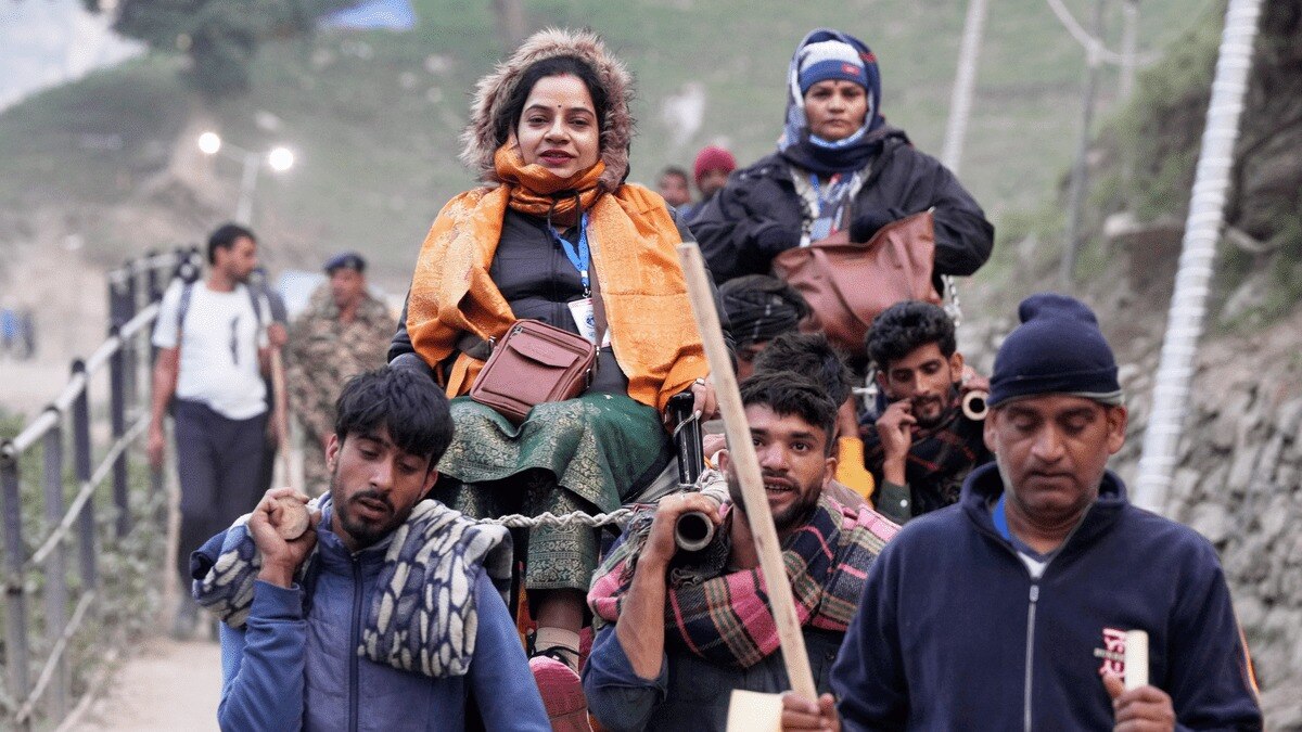  पहले दिन 13 हजार से ज्यादा श्रद्धालुओं ने पवित्र गुफा के दर्शन किए (फोटो- पीटीआई)