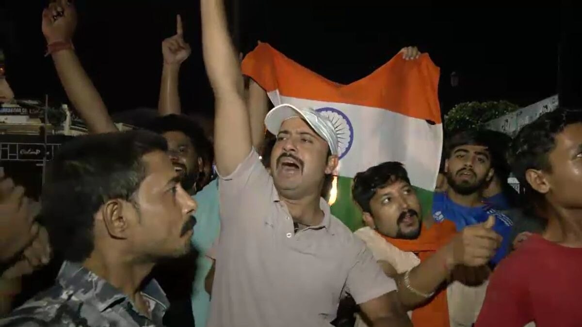 जीत का जश्न मनाते लोग. 