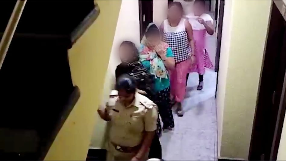 सेक्स रैकेट के चपेट में रांची, होटल में मिलीं आधा दर्जन लड़कियां, सामने आया बंगाल कनेक्शन - Ranchi Sex racket in station road busted lcln - AajTak