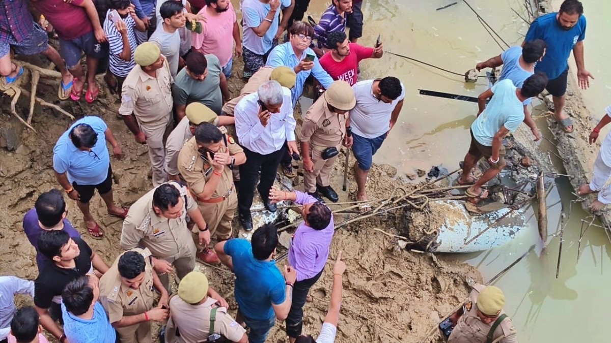 मथुरा: हादसे के बाद मौके पर मौजूद पुलिस फोर्स 