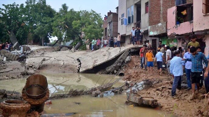 मथुरा में पानी की टंकी गिरने के बाद का मंजर 