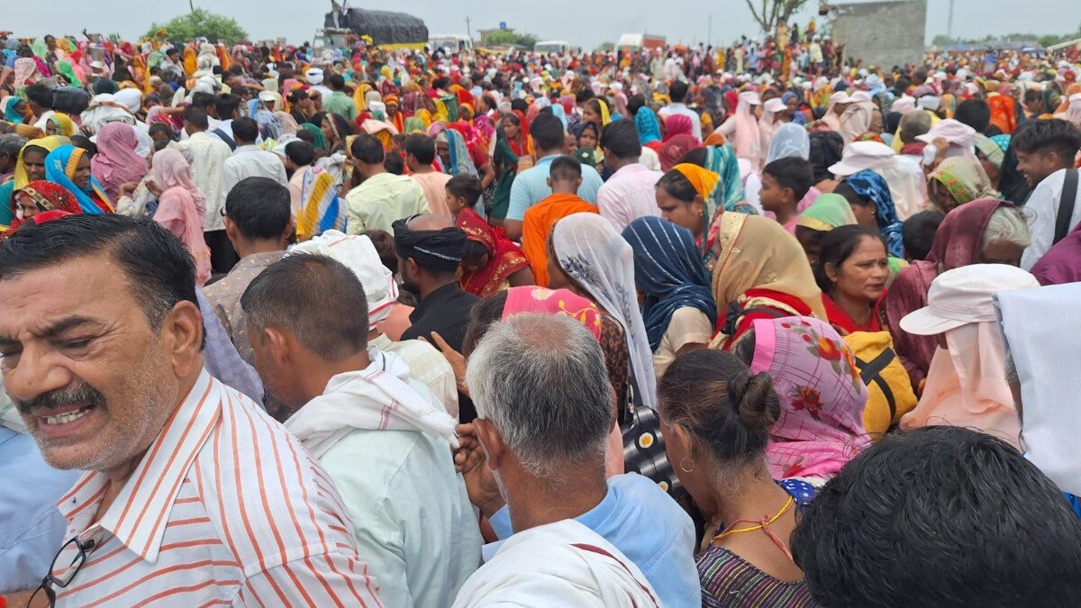 हाथरस में सत्संग के लिए सैकड़ों लोग जमा हुए थे।