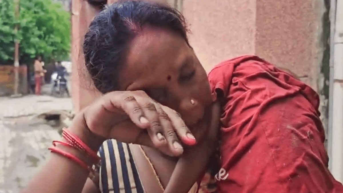 हाथरस हादसे के बाद बिलखती महिला (फोटो- पीटीआई)
