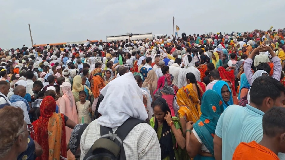 हाथरस में भगदड़ मचने से 100 से ज्यादा लोगों की मौत हो गई