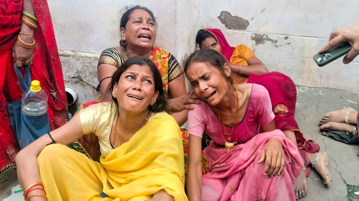 हाथरस भगदड़ के पीड़ितों के परिजन एटा में एक अस्पताल के बाहर, जहां वे भर्ती हैं (पीटीआई फोटो)