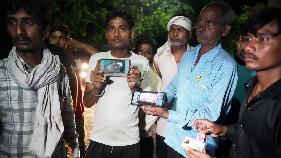 अपनों की तलाश में अस्पताल पहुंचे लोग. (Photo: PTI) अपनों की तलाश में अस्पताल पहुंचे लोग. (Photo: PTI)