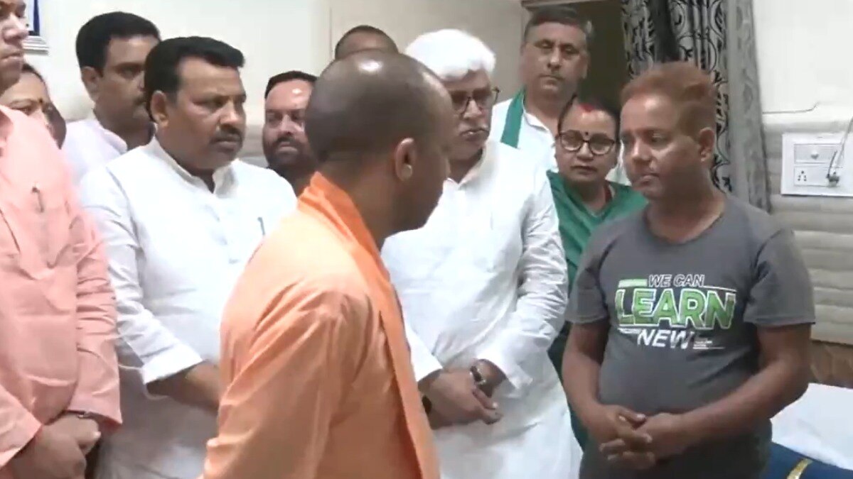 हाथरस पहुंचे CM योगी, भगदड़ में घायल होने वाले लोगों से की मुलाकात - CM Yogi reached Hathras met the people injured in the stampede ntc - AajTak