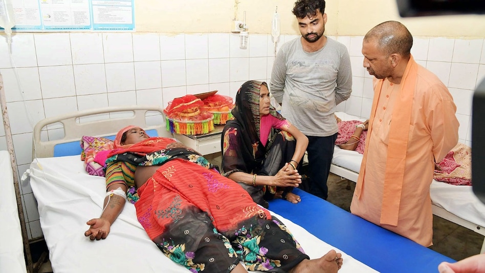 हाथरस अस्पताल पहुंचे सीएम योगी  हाथरस अस्पताल पहुंचे सीएम योगी