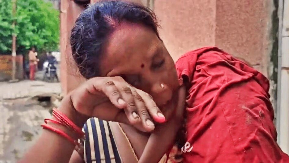 हाथरस हादसे की पीड़ित एक महिला 