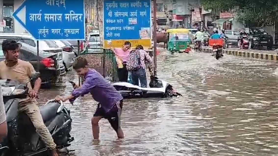 सड़क पर पानी भरने से कोचिंग जाती छात्राएं गिर गईं