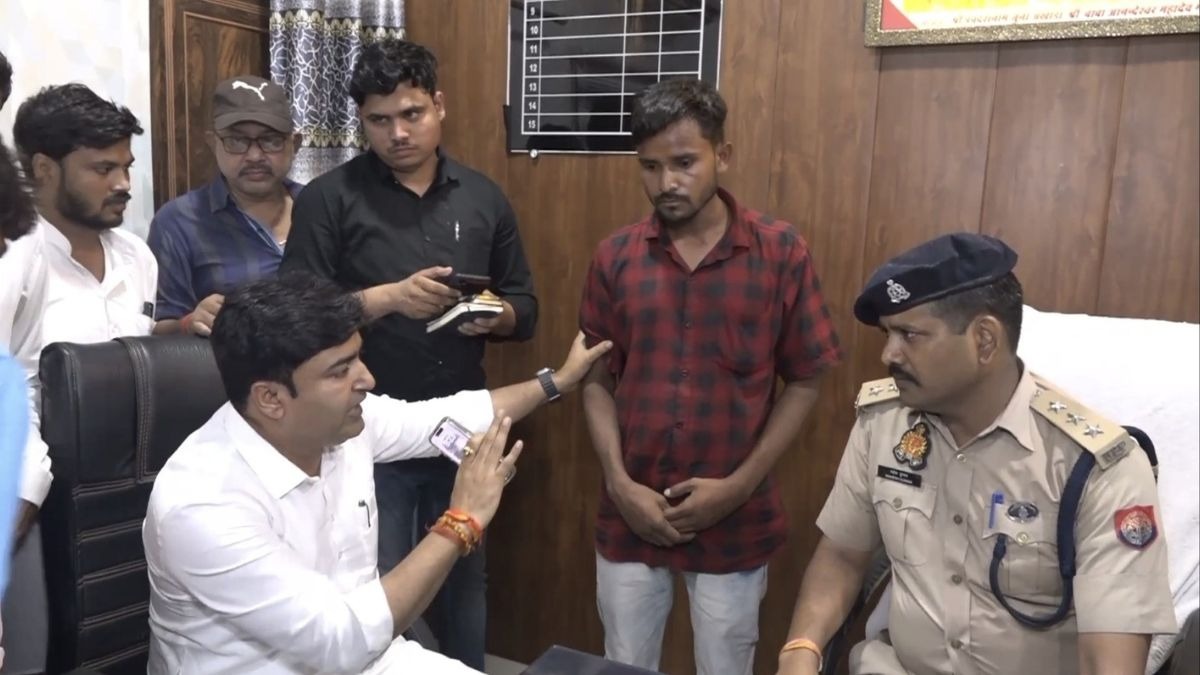 समर्थकों के साथ मौजूद भाजपा विधायक अभिजीत सिंह सांगा.