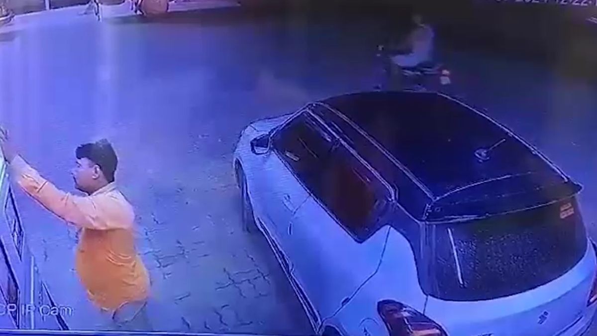 पेट्रोल पंप पर तेल भरवाकर भागा कार सवार. (Video Grab)
