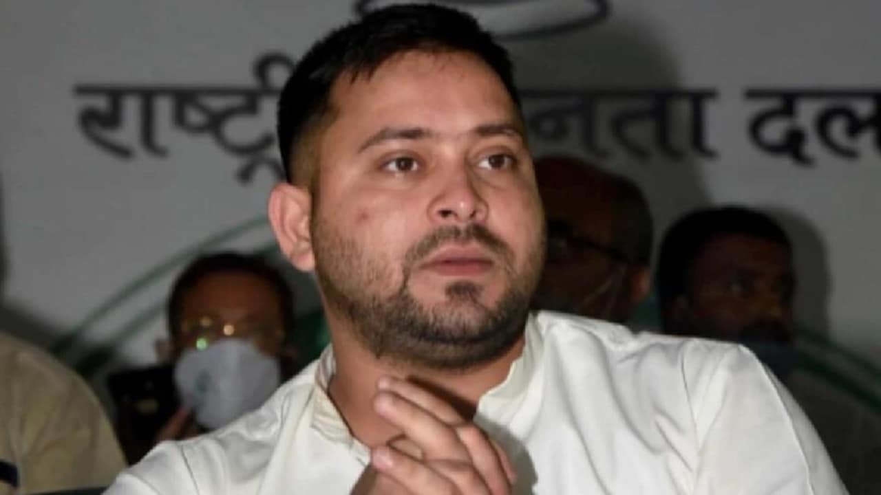 धड़ाधड़ पुल गिरने पर जेडीयू ने घेरा तो तेजस्वी ने कहा, मैं सिर्फ 18 महीने  मंत्री रहा, विभाग के पास पैसे भी नहीं थे - When JDU surrounded bridge  collapse Tejashwi yadav said I was a minister only for 18 months department  did not even have money ntc - AajTak