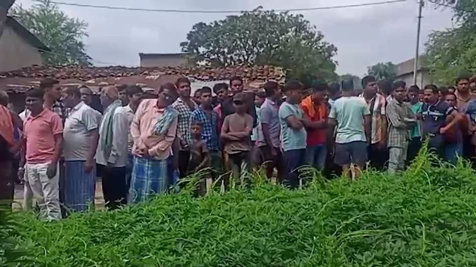 घटना के बाद मौजूद लोग.