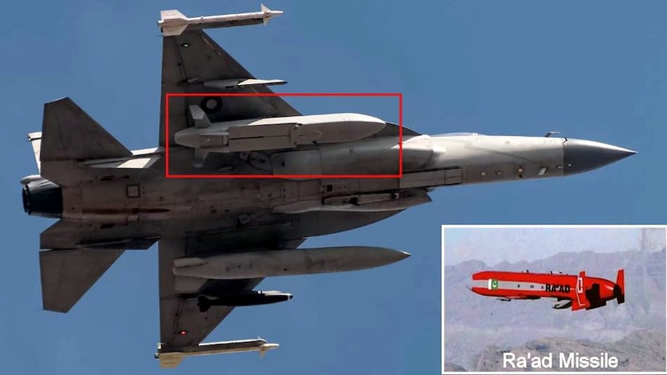पाकिस्तानी फाइटर जेट JF-17 में लगी राड मिसाइल (लाल घेरे में) . (फोटोः पाकिस्तानी रक्षा मंत्रालय) पाकिस्तानी फाइटर जेट JF-17 में लगी राड मिसाइल (लाल घेरे में) . (फोटोः पाकिस्तानी रक्षा मंत्रालय)