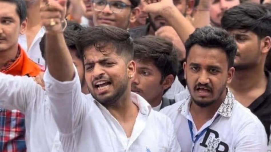 DUSU अध्यक्ष तुषार डेढा घिरे, उपाध्यक्ष ने लगाया फर्जी मार्कशीट से DU में दाखिला लेने का आरोप - Delhi University Students Union President Tushar Dedha has passed the intermediate ...