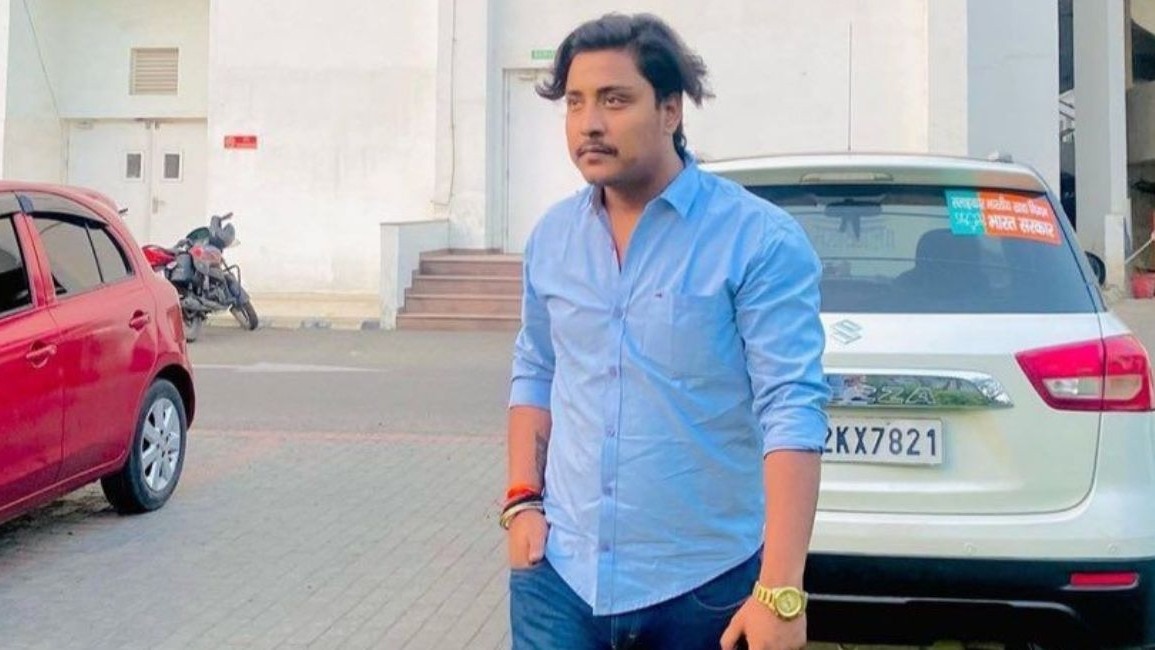 वायरल वीडियो में थप्पड़ मारने वाला शख्स (इमेज- समाजवादी पार्टी मीडिया सेल)