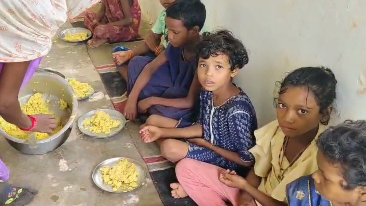 मिड-डे मील खाते बच्चे.