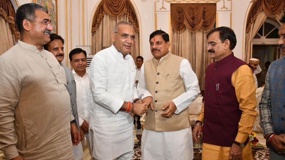 रामनिवास रावत को बधाई देते CM मोहन यादव.रामनिवास रावत को बधाई देते CM मोहन यादव.