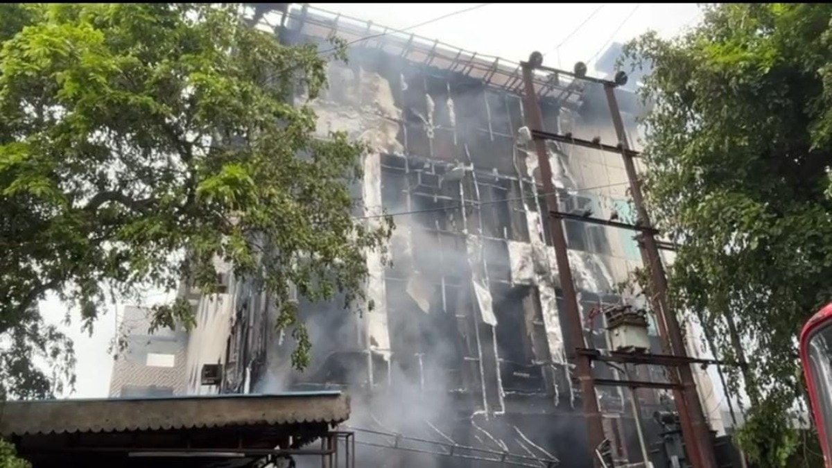 कड़ी मशक्कत के बाद आग पर काबू पाया गया.