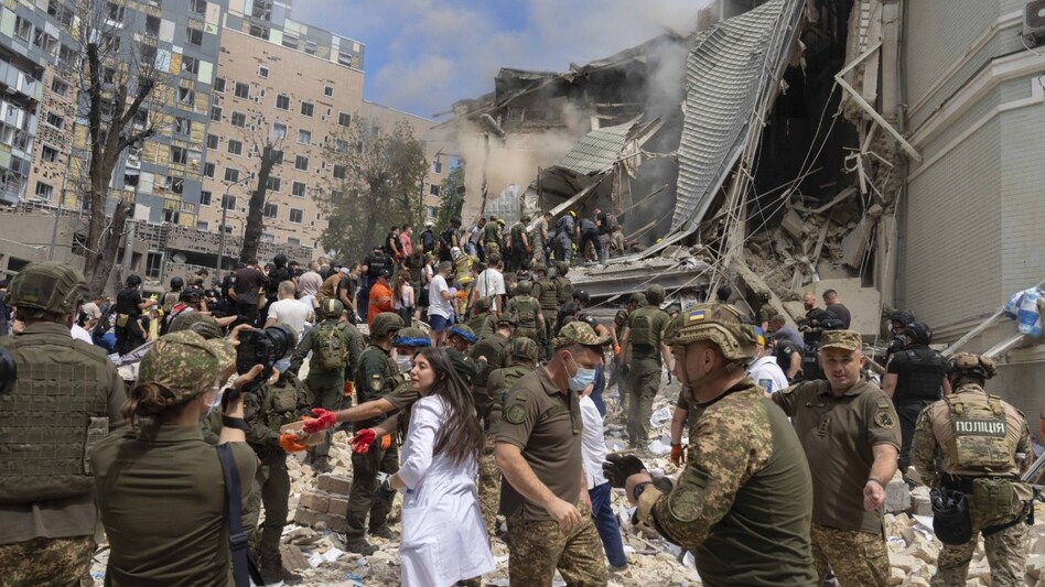 रूस-यूक्रेन के बीच भारी जंग, जश्न मनाने वाले 28 लोगो की मौत रूस-यूक्रेन के बीच भारी जंग, जश्न मनाने वाले 28 लोगो की मौत