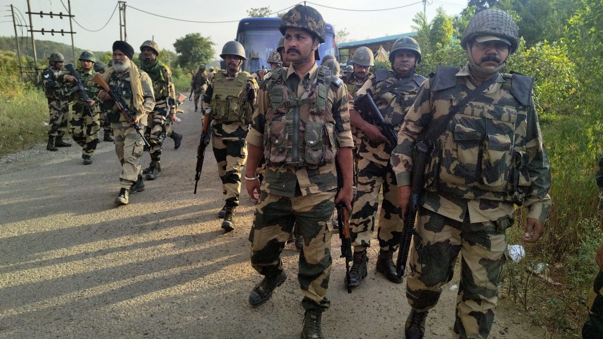 जम्मू-कश्मीर में सर्च ऑपरेशन चलाते सुरक्षाबलों के जवान. (File Photo)